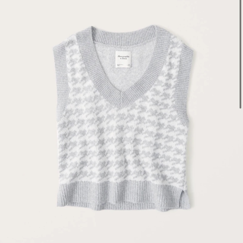 NWT Abercrombie and Fitch Grey Houndstooth Cropped V-Neck Sweater